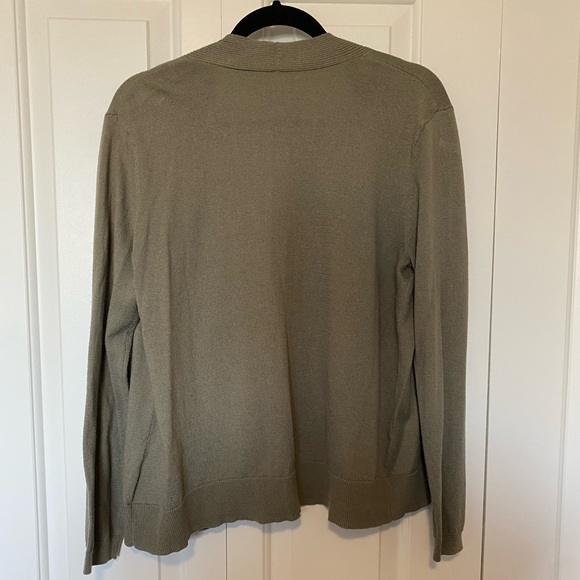 🎉 5/$30 - Forest Green cardigan - Picture 3 of 3